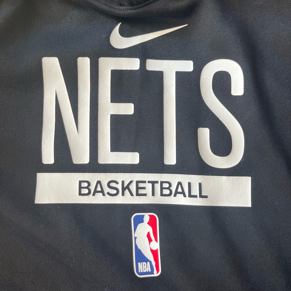 NETS - DRI-FIT basketball sweatshirt.